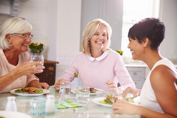 Imagem do post Cuidados na alimentação para idosos: entenda as mudanças do sistema digestivo com a idade  