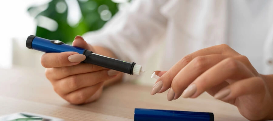 Mulher segurando uma caneta de aplicação do medicamento semelhante ao hormônio intestinal GLP-1.