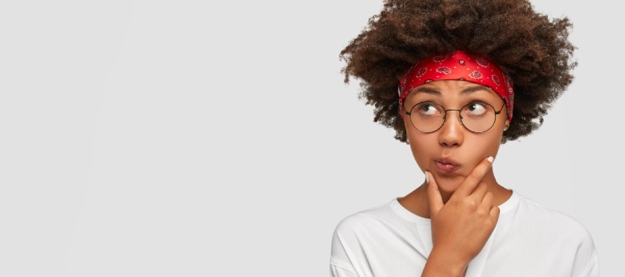uma mulher com óculos e uma faixa na cabeça