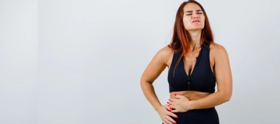 uma mulher em um top de sutiã esportivo preto e leggings pretas