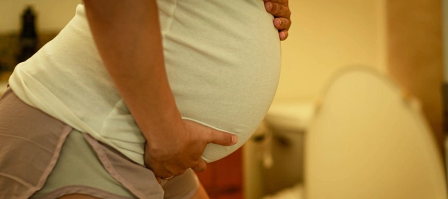 muher grávida apoia a barriga