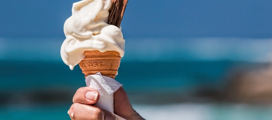 uma pessoa segurando um cone de sorvete