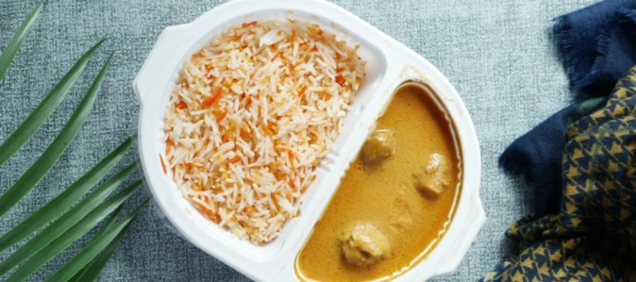uma tigela de curry com arroz