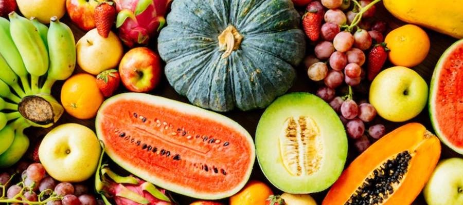 uma pilha de frutas e legumes