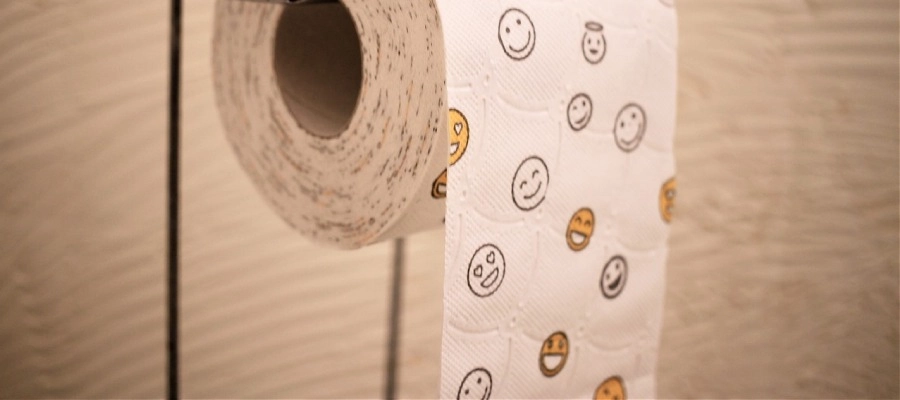 um rolo de vaso sanitário com rostos sorridentes nele