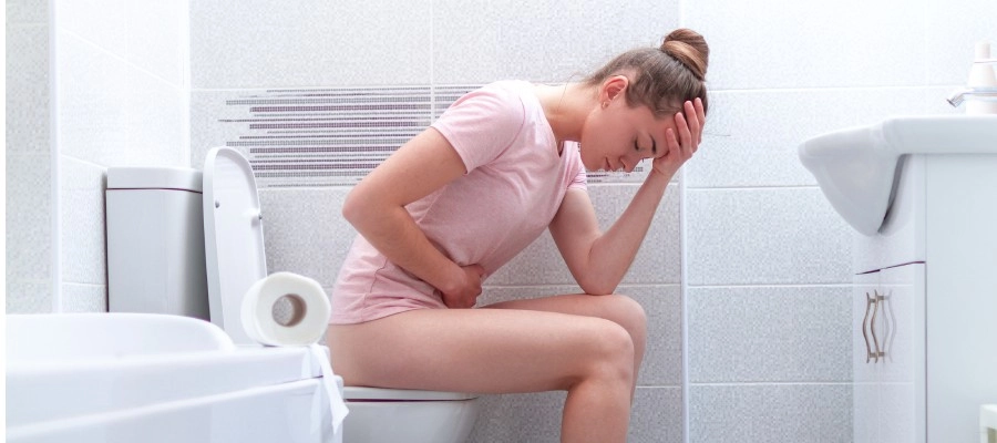 uma mulher sentada no vaso sanitário