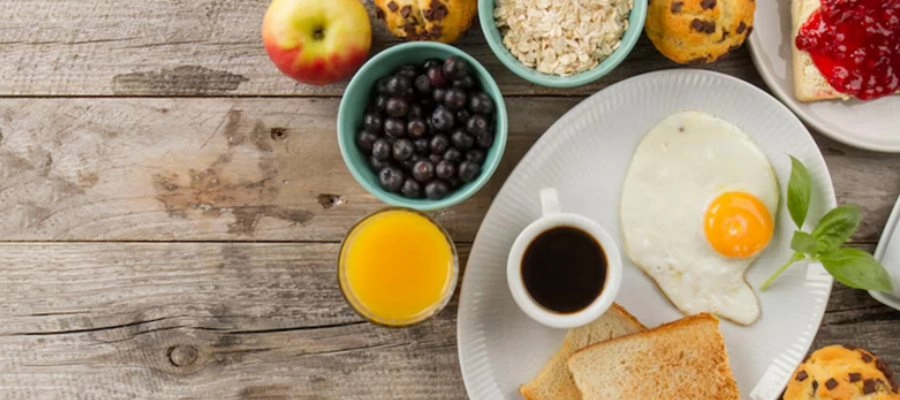 Café da manhã com ovos, frutas e pão