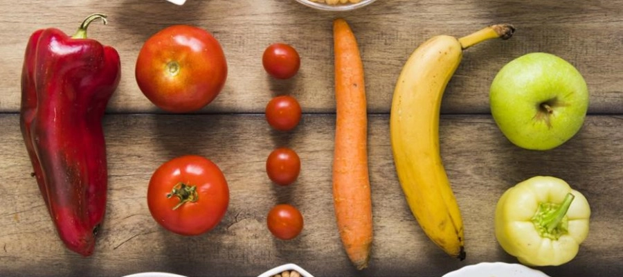 uma mesa com várias frutas e legumes
