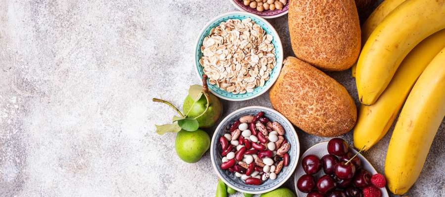uma variedade de frutas e grãos