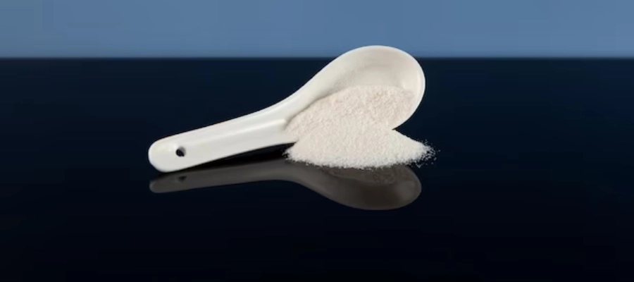 um pó branco sobre uma superfície preta