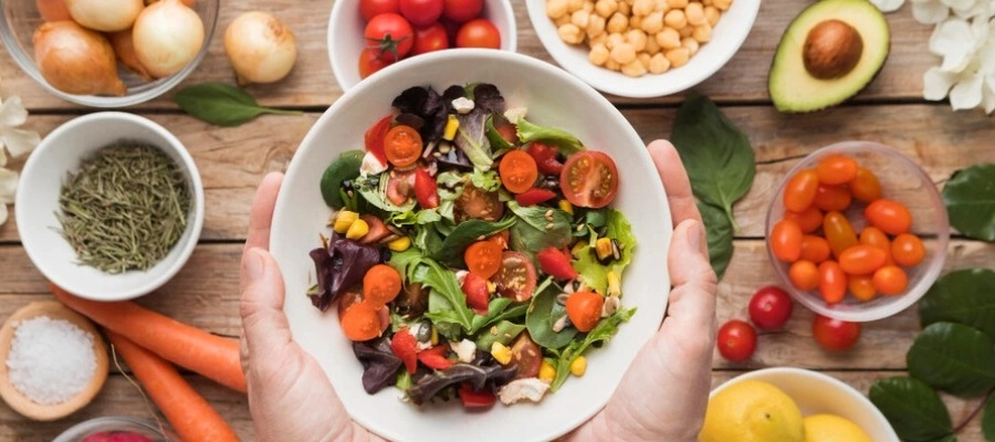 Imagem superior de alimentos saudáveis, com legumes, verduras