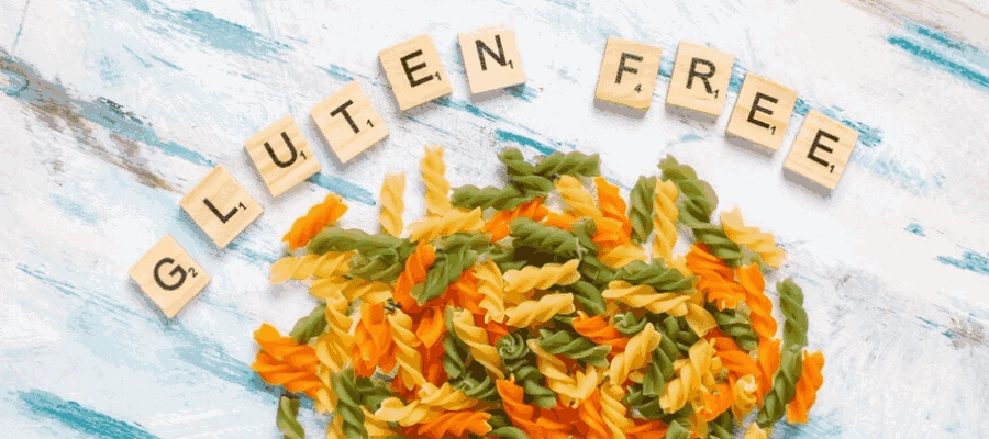 massas coloridas sobre uma superfície com a mensagem gluten free acima