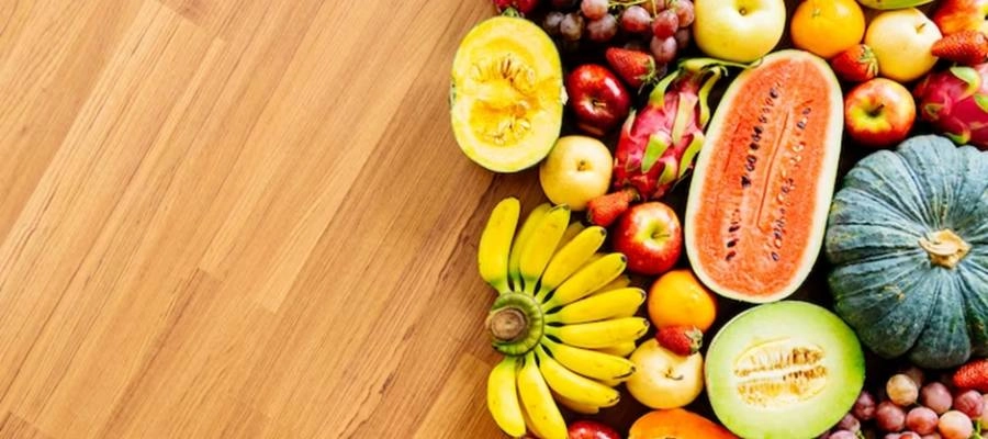 uma tábua de madeira com várias frutas e legumes