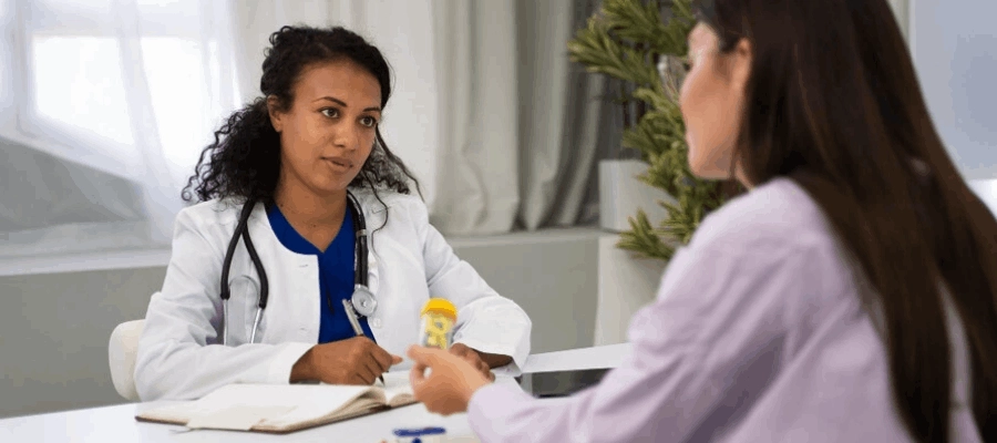 médica e paciente em consulta avaliando medicamento