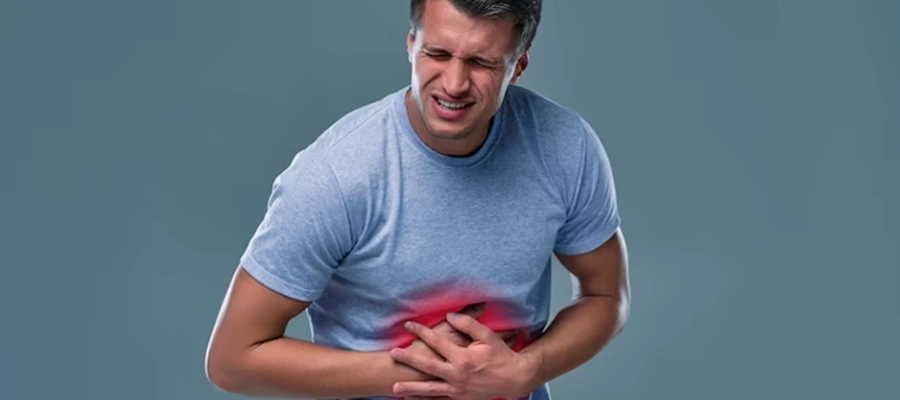homem branco com as suas mãos na barriga