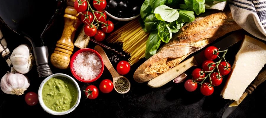 uma mesa com vários tipos de alimentos e vegetais