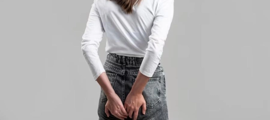 uma mulher em uma camisa branca e jeans preto