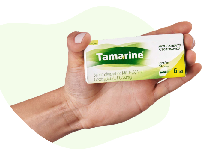 Imagem de uma mão segurando a embalagem do Tamarine Cápsulas 6mg