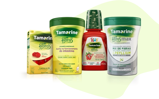 Foto das embalagens dos produtos Tamarine Fibras, com um formato verde claro abstrato no fundo.