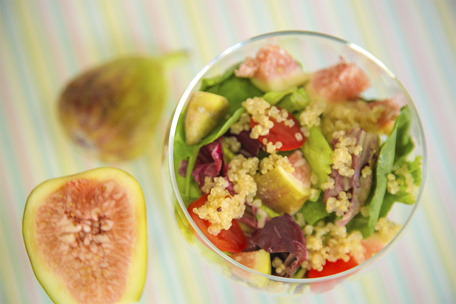 Foto da receita de Salada de folhas ao molho funcional de figos