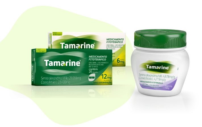 Foto das embalagens dos produtos Tamarine Laxante Fitoterápico, com um formato verde claro abstrato no fundo.